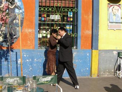 Tangotanzende Leute auf der Straße in La Boca